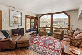 Ski-In Ski-Out Corner Unit near Sky Cab Gondola by The Woodrun V Townhouses